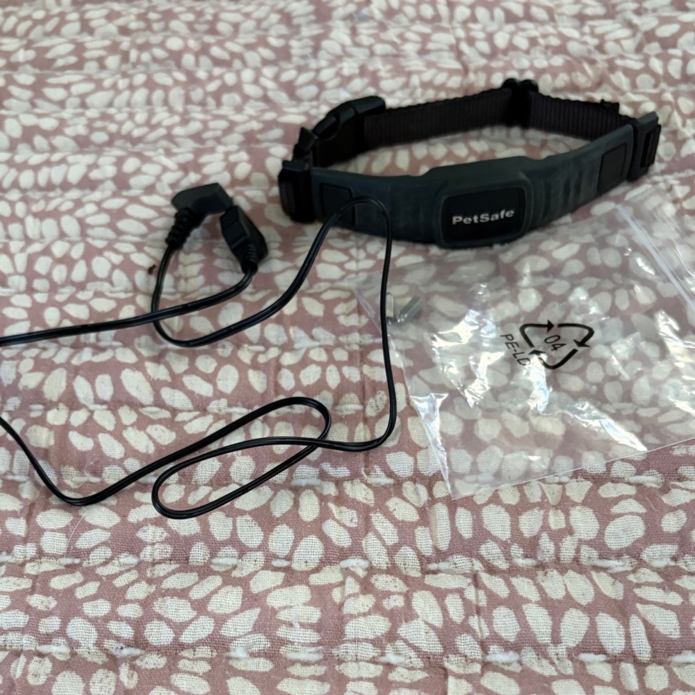PetSafe Black Collar with Charging Cable